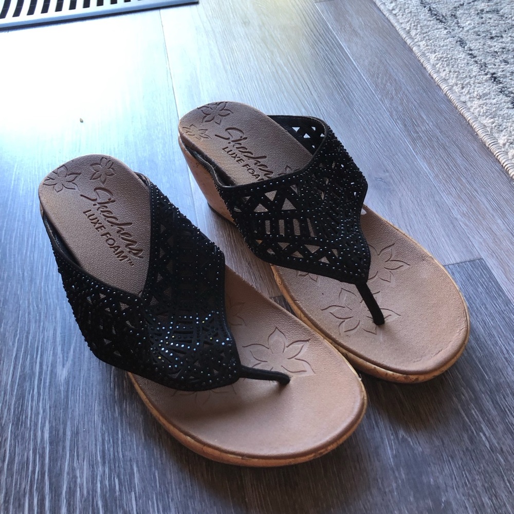 Skechers Luxe Foam Black Wedge Thong Sandals with Decorative Cutouts Size 7